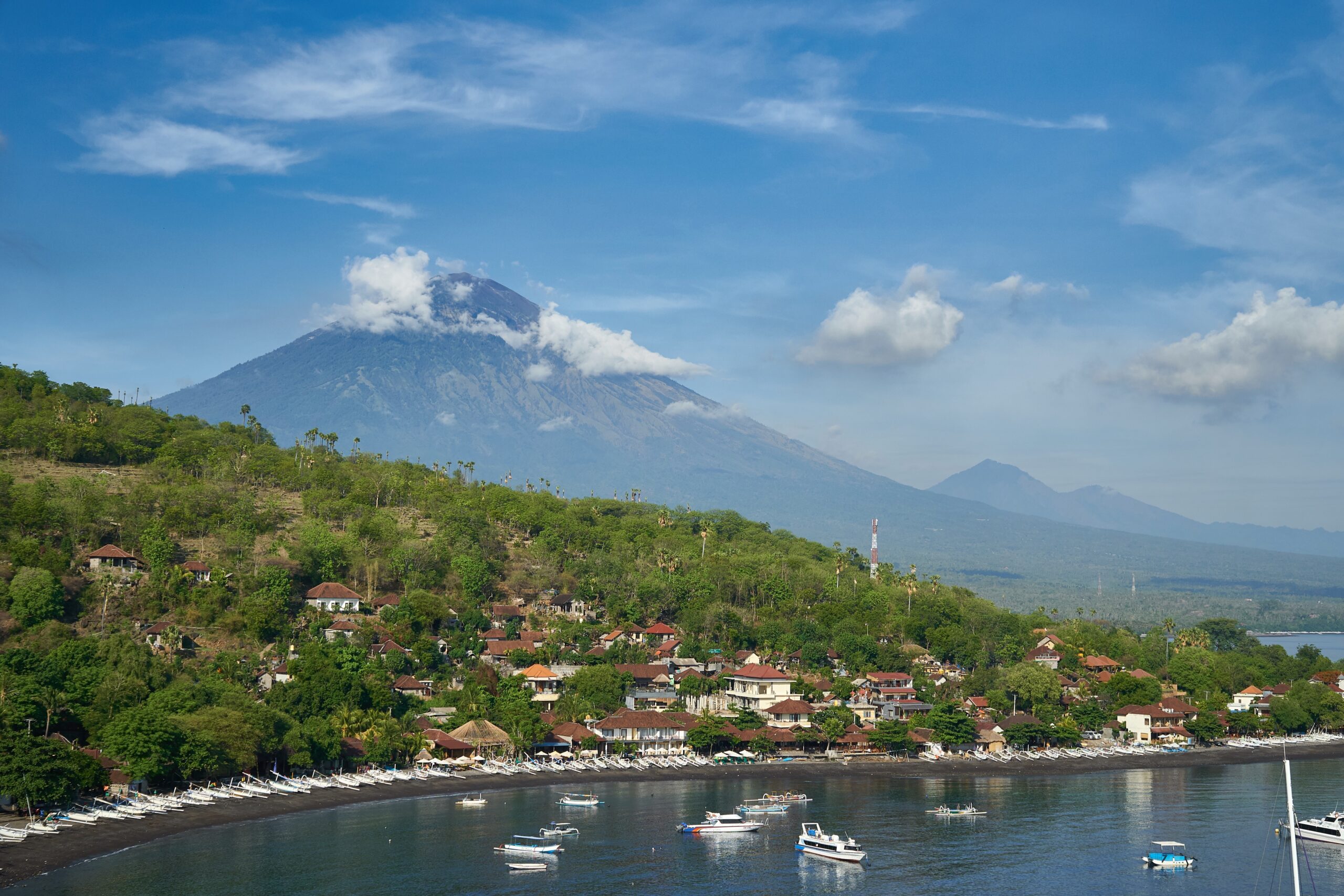 Multikulturelles Singapur & Baden auf Bali Hintergrundbild