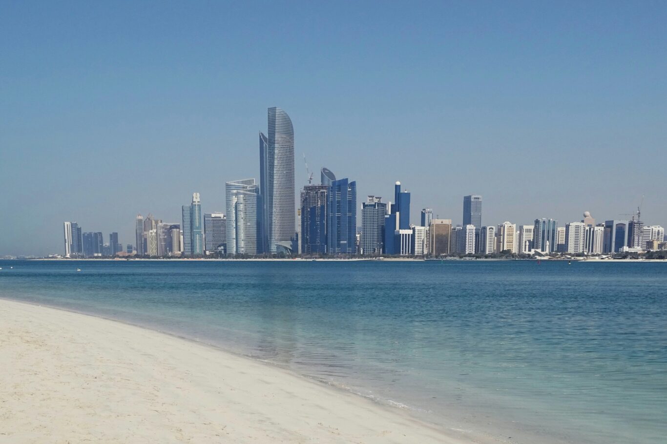 Die Inseln von Abu Dhabi: Baden auf Al Saadiyat & Sir Bani Yas Island Hintergrundbild