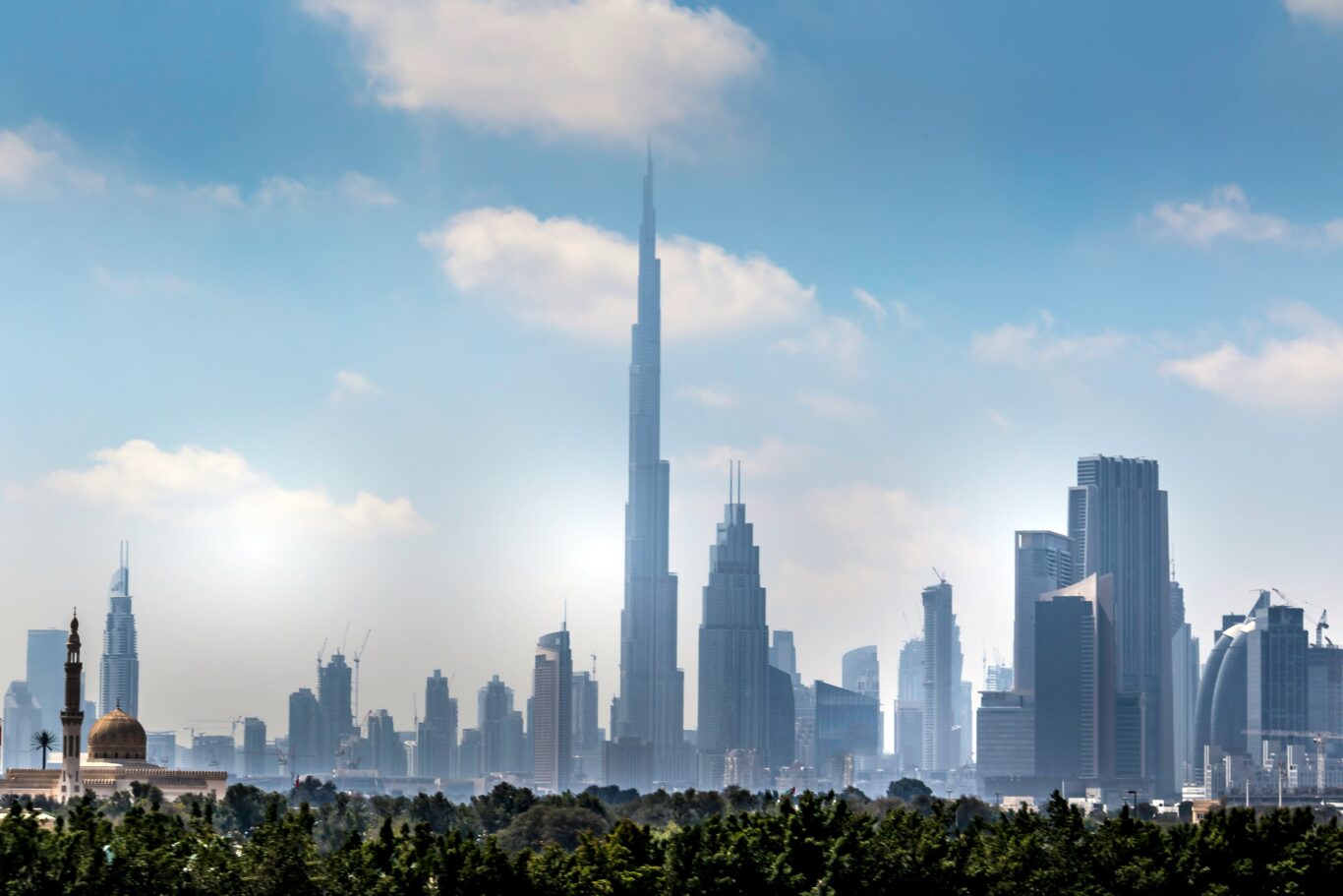 Dubai mit Burj Khalifa, Saigon & Baden in Mui Ne Hintergrundbild