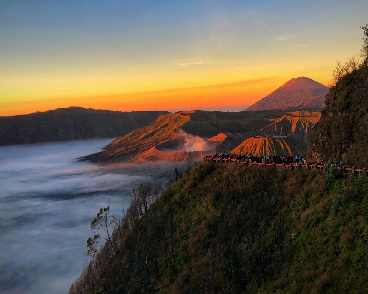 Private Kurztour "Höhepunkte Zentraljavas", Kurztour "Vulkan Bromo" & Baden auf Bali Hintergrundbild