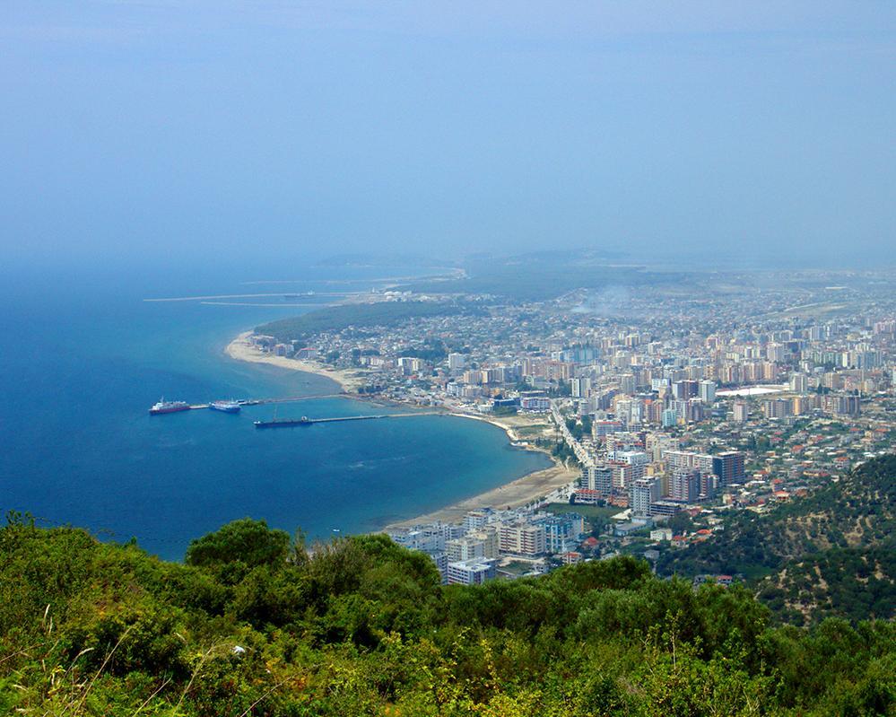 Tirana mit Ausflug & Baden in Durres Hintergrundbild