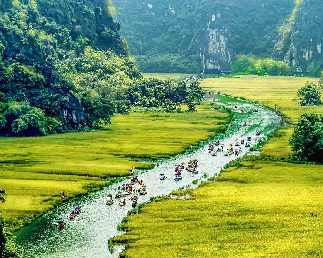 Vietnam entdecken: Majestätische Berge, grüne Reisterrassen & traumhafte Küsten Hintergrundbild